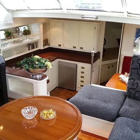Dutch Yachthotel 4*